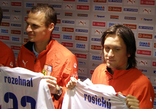 Tomáš Rosický představuje nový dres