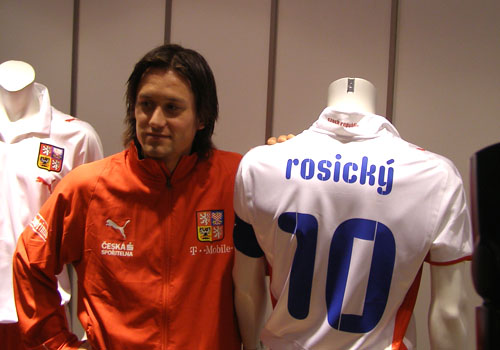 Tomáš Rosický pózuje s novým dresem